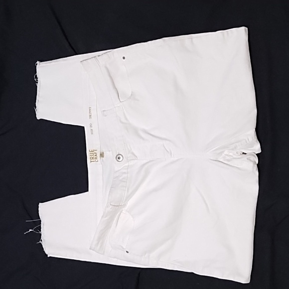 True Craft White denim jeans. Slightly distressed and with ragged leg hems. - Picture 2 of 5
